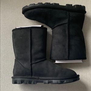 NWOT Black Suede Ugg Boots size 6
